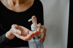 Femme qui utilise du gel désinfectant sur ses mains