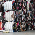 pile de vêtements destinés à être recyclé